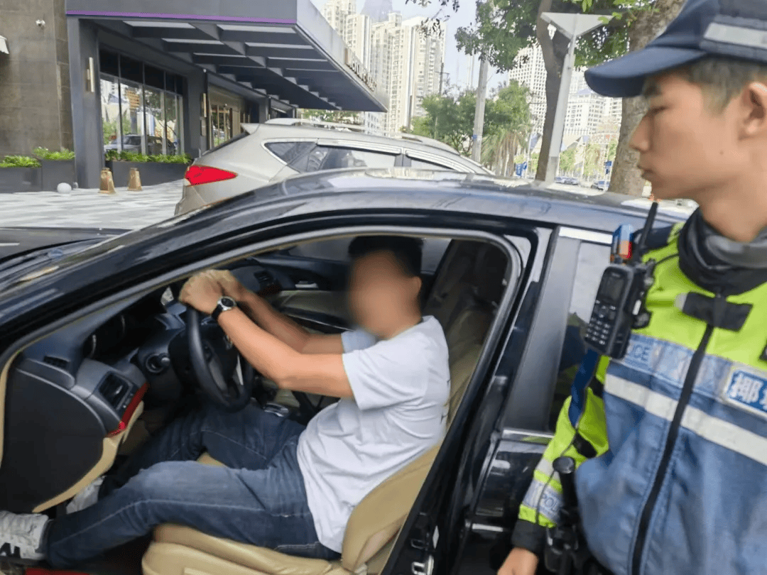 皇冠体育App下载_事发海口!男子一大早开车撞护栏皇冠体育App下载,交警一查:有蹊跷!