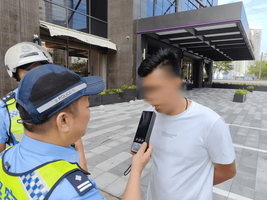 皇冠体育App下载_事发海口!男子一大早开车撞护栏皇冠体育App下载,交警一查:有蹊跷!