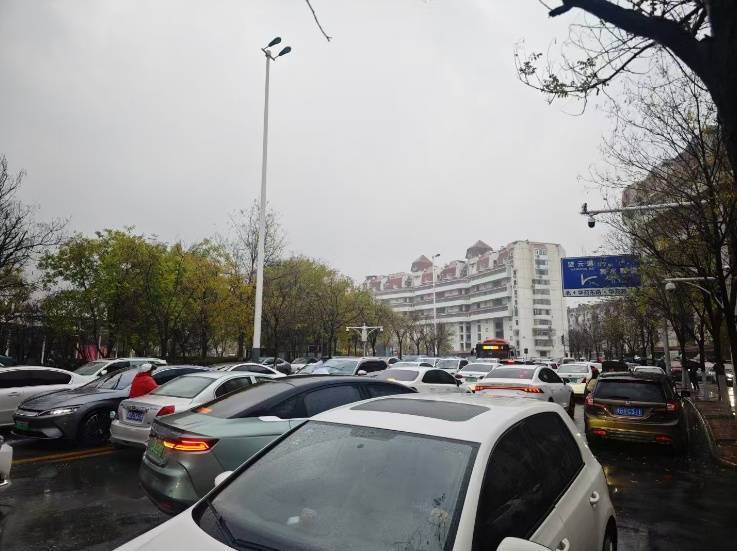 皇冠体育App下载_今天太堵了!天津四大预警齐发!雨雪来袭皇冠体育App下载,9级大风!
