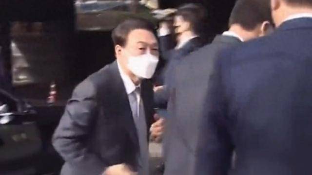 欧洲杯足球平台_效仿阿萨德欧洲杯足球平台,尹锡悦也来了一出“金蝉脱壳”,坐上防弹车,跑了?