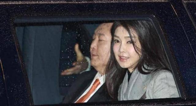 欧洲杯足球平台_效仿阿萨德欧洲杯足球平台,尹锡悦也来了一出“金蝉脱壳”,坐上防弹车,跑了?