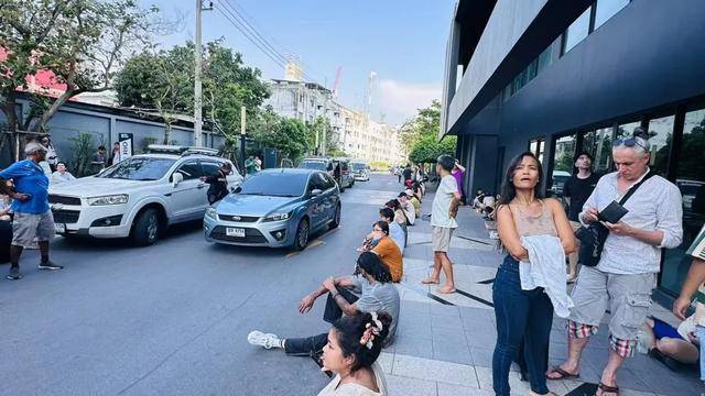 皇冠信用網注册开户
_“相当于约一千颗原子弹”皇冠信用網注册开户
!强震后的缅甸曼德勒40℃高温