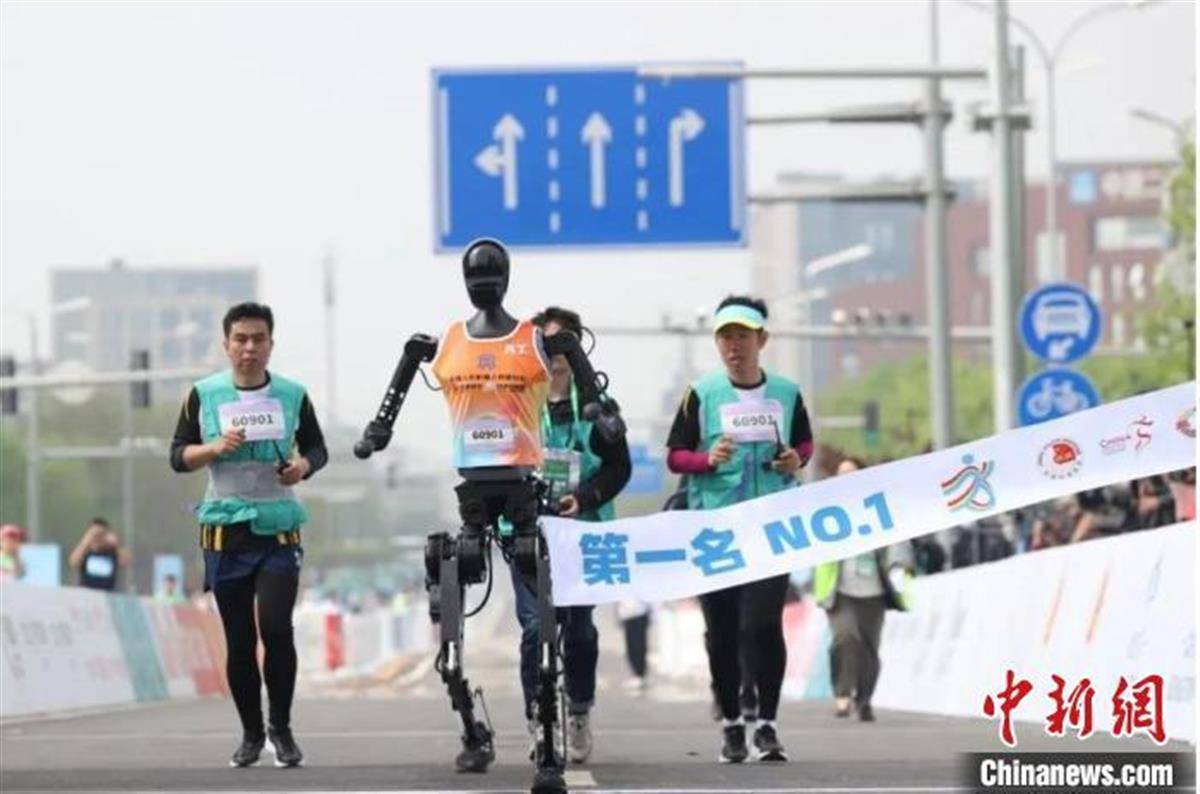 皇冠abcd类型網
_半马比赛身高1.3米的宇树机器人中途摔倒皇冠abcd类型網
,1.8米的天工机器人夺冠,有啥“秘密武器”?