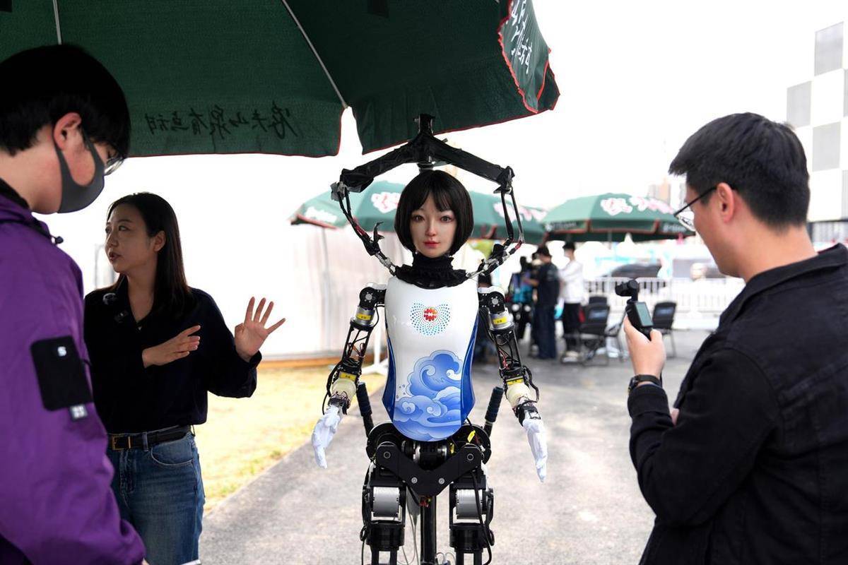 皇冠abcd类型網
_半马比赛身高1.3米的宇树机器人中途摔倒皇冠abcd类型網
,1.8米的天工机器人夺冠,有啥“秘密武器”?