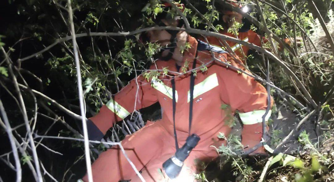 皇冠信用網代理
_北京一女子带娃爬野山皇冠信用網代理
,儿子“知难而退”,母亲深夜被困山顶悬崖!