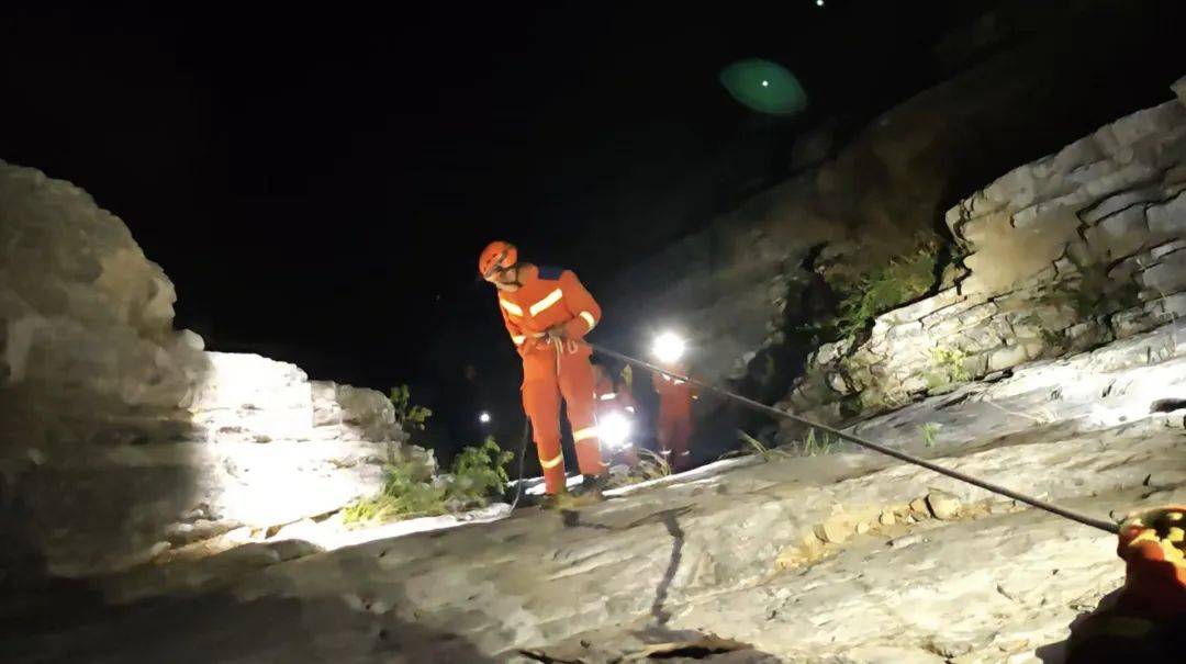 皇冠信用網代理
_北京一女子带娃爬野山皇冠信用網代理
,儿子“知难而退”,母亲深夜被困山顶悬崖!