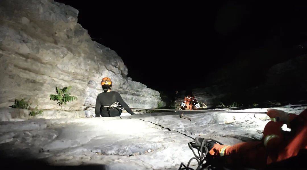 皇冠信用網代理
_北京一女子带娃爬野山皇冠信用網代理
,儿子“知难而退”,母亲深夜被困山顶悬崖!